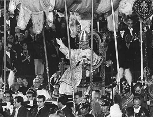 Реколта снимка на папа Павел VI, който седи на престола.